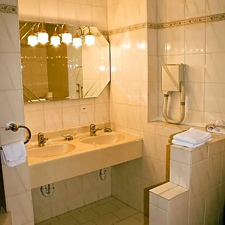 Du Pont Hotel 3*